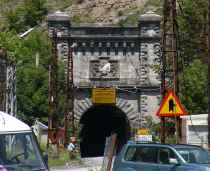 jižní portál 8 km dlouhého tunelu de Somport