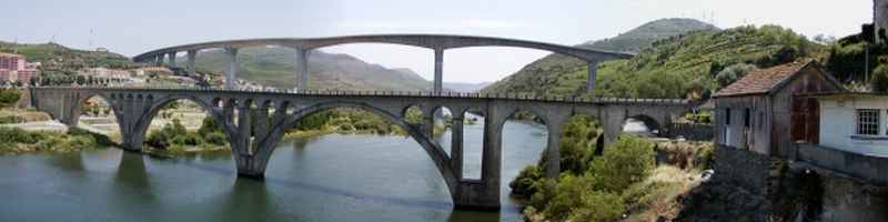 Dva mosty nad Rio Douro oba silniční