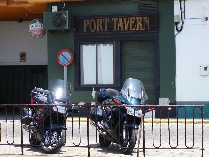 stylové foto s přístavní tavernou