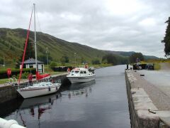 Lodě připlouvající ze severu z Loch Ness...