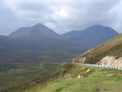 Zastvkou na cest do Portree, vzadu mstn velikny Cuillins