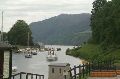  Čekající jachty na konci Loch Ness 
