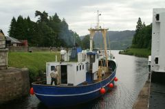  Rybářský kutr opouští zdymadla a míří na Loch Ness 