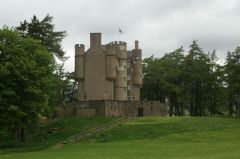  Braemar Castle v lůmě parku 